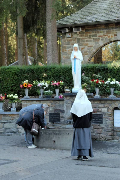 Santa Sorgente Acqua Banneux Belgio Banneux Una Piccola Città Del Foto Stock