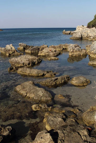 Vackra Medelhavet Och Havet Med Klippor Som Semesterkoncept — Stockfoto