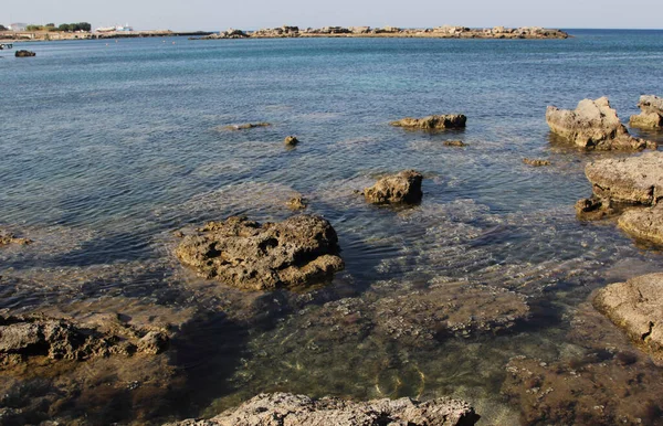 休日のコンセプトとして岩と美しい地中海と海辺 — ストック写真