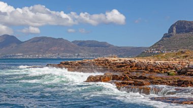 Güney Afrika 'da Cape Town yakınlarındaki False Bay' de Simonstown arka planda..