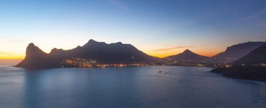 Hout Bay 'de günbatımı Chapman' s Peak Drive, Cape Peninsula, Güney Afrika 'da görülüyor..