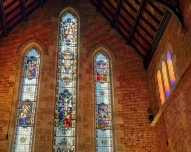 PERTH, AUSTRALYA - 20 Şubat 2021: Batı Avustralya 'nın Perth kentindeki ana Anglikan kilisesi olan St George Katedrali' nin ana vitraylı pencerelerinin bir ayrıntısı.