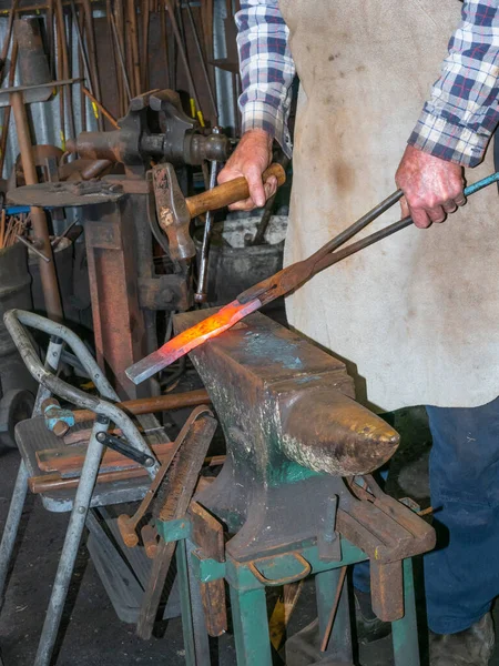 Ein Schmied Bei Der Arbeit Seinem Amboss Perth Westaustralien — Stockfoto