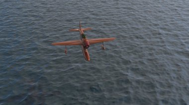 Okyanus üzerinde uçan deniz uçağı