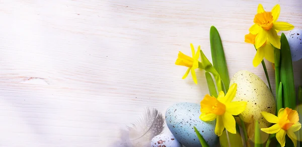 Πάσχα με πασχαλινά αυγά και ανοιξιάτικα λουλούδια — Φωτογραφία Αρχείου
