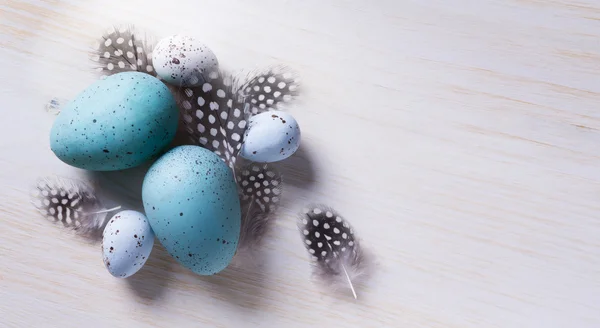 Arte Huevos de Pascua y harinas de primavera sobre fondo de madera —  Fotos de Stock