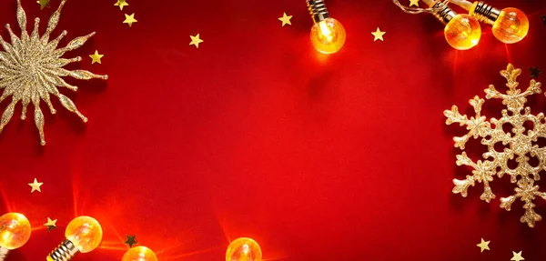 Weihnachtsbaumlicht Weihnachtsdekoration Auf Rotem Hintergrund — Stockfoto