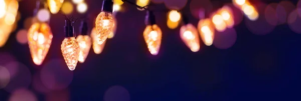 Святкова Ілюмінація Блискавки Різдвяна Гірлянда Боке Запалює Над Синім Тлом — стокове фото