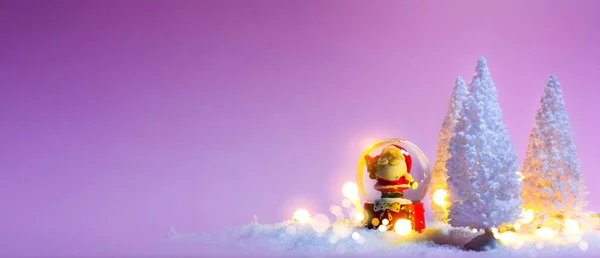 Glänzend Verschneiter Weihnachtsbaum Und Weihnachtskugel — Stockfoto