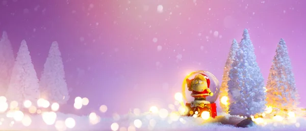 Karácsonyi Üdvözlőlap Fénymásoló Hellyel Santa Globe Havas Fák Puha Rózsaszín — Stock Fotó