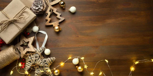 クリスマスバナー ギフトボックスと木製のティンセルとクリスマス輝くライトガーランド クリスマスの挨拶カード ヘッダー ウェブサイト — ストック写真