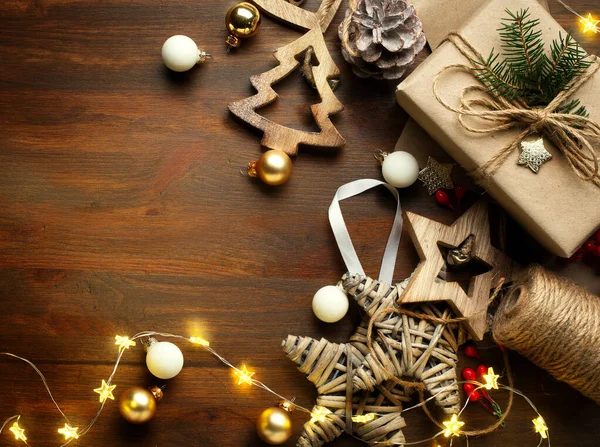 Kerstspandoek Kerstsprankelende Lichtslinger Met Geschenkdoos Houten Knutsel Kerstkaarten Headers Website — Stockfoto