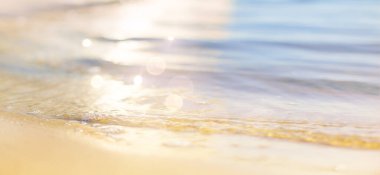 Güzel kumlu plajlar güneş doğar ya da batar. Deniz ve tropikal gölün berrak sularıyla..