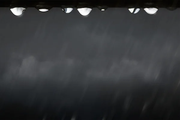 Abstrato chuva gotas no fundo cinza outono — Fotografia de Stock