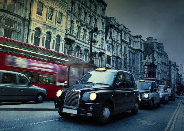Calle de Londres. Taxis —  Fotos de Stock