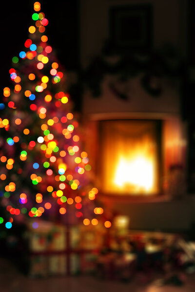 Рождественская сцена с елкой подарки и огонь на заднем плане
