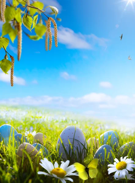 Arte huevos de Pascua en campo de primavera — Foto de Stock