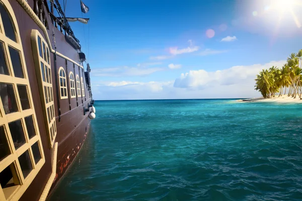 Adventure Island with Pirate Galleon Anchored — Stock Photo, Image