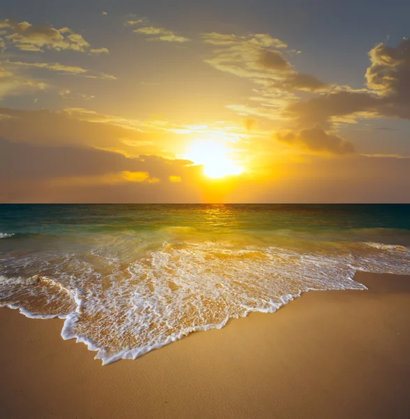 Zonsondergang over het strand — Stockfoto