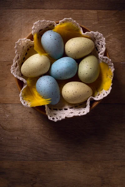 Ovos de páscoa em fundo de madeira — Fotografia de Stock