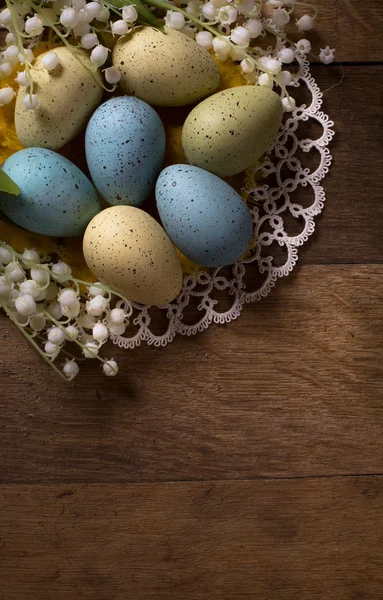 Ovos de páscoa em fundo de madeira — Fotografia de Stock