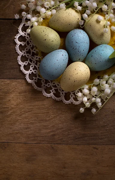 Húsvéti tojás fa alapon — Stock Fotó