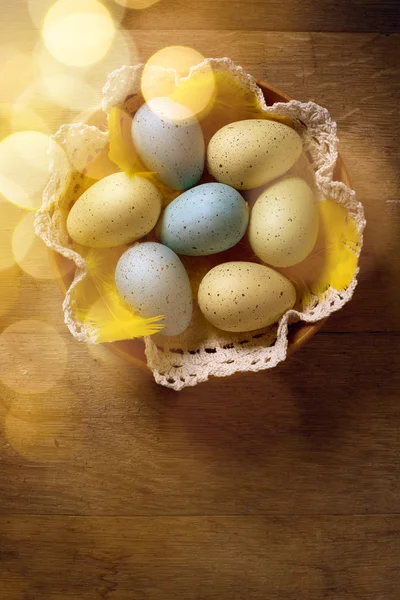 Ovos de páscoa em fundo de madeira — Fotografia de Stock