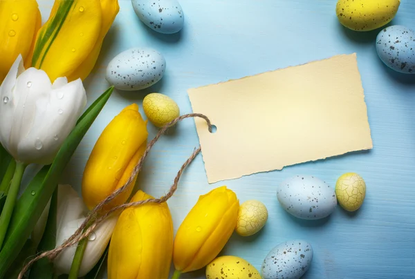 Arte ovos de Páscoa em fundo de mesa de madeira — Fotografia de Stock