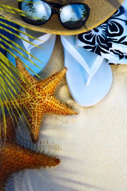 Sanat plaj aksesuarları bir ıssız tropikal plaj