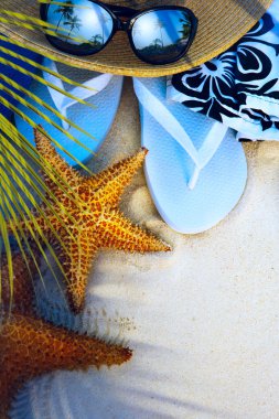 Sanat plaj aksesuarları bir ıssız tropikal plaj