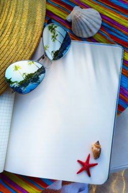 Sanat yaz plaj. plaj sahne boş kitap ile