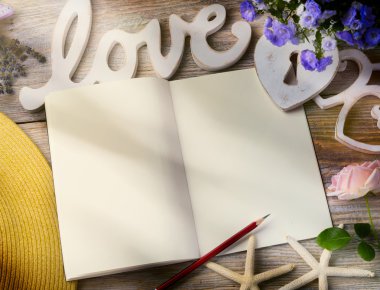 Aşk arka plan sanat. Açık kitap ve ahşap backgro üzerinde beyaz kalp