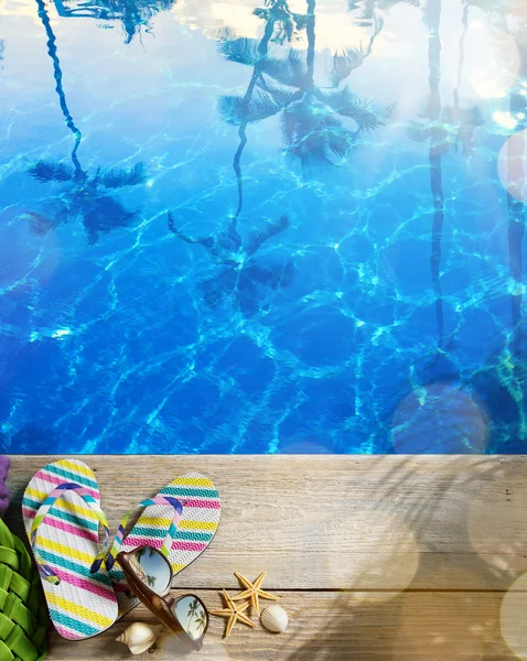 Ar Vacances d'été concept--Tongs sur une plage tropicale — Photo