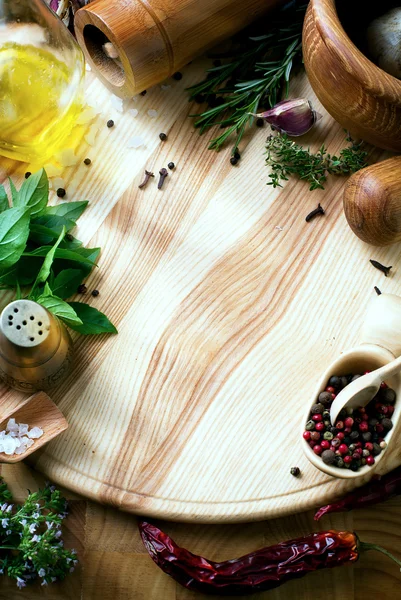 Arte verduras frescas y especias en el fondo de madera —  Fotos de Stock