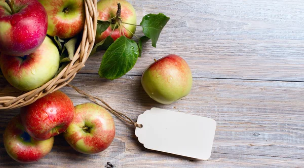 Arte Manzanas rojas maduras sobre fondo de madera —  Fotos de Stock