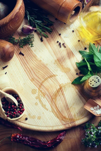 Arte verduras frescas y especias en el fondo de madera —  Fotos de Stock