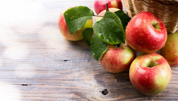 Manzanas rojas maduras sobre fondo de madera — Foto de Stock