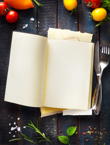 Nyitott szakácskönyv a friss fűszernövények és fűszerek a fa háttere — Stock Fotó
