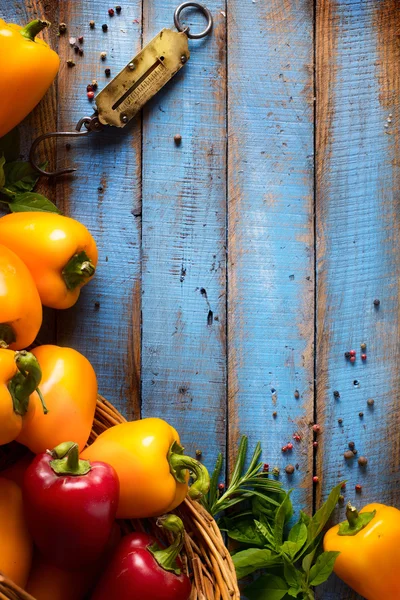 Arte Verduras sobre madera. Bio Comida saludable, hierbas y especias. Orga — Foto de Stock