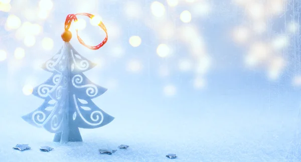 Konst jul bakgrund med julgran, snö och snöflinga — Stockfoto