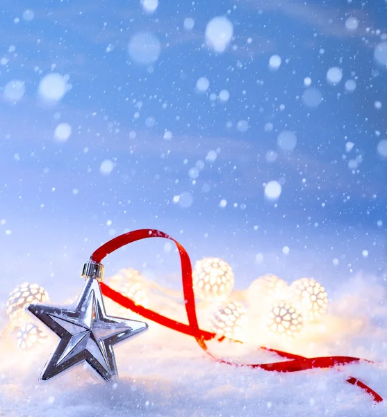 Art Noël lumière décoration sur fond bleu neige — Photo