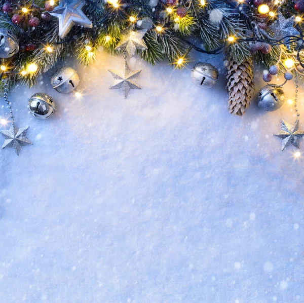 Jul bakgrund med en silver prydnad, jul stjärnor, vara — Stockfoto