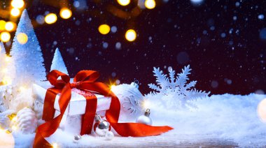 Noel ağacı ışık; Noel topları ile şenlikli arka plan bir