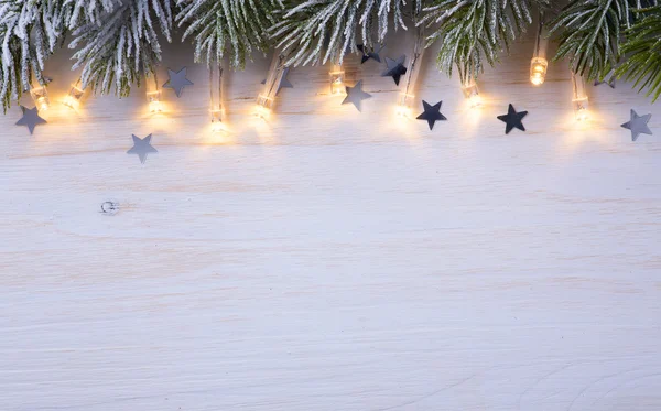 艺术圣诞节树灯;与霜 Fir Br 圣诞节背景 — 图库照片