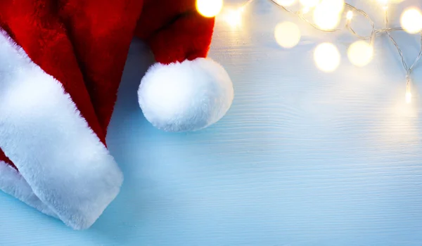 Arte fondo de Navidad con sombreros de Santa Claus y tr Navidad —  Fotos de Stock