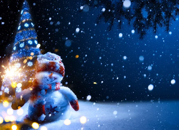 艺术背景，在雪地里堆雪人圣诞夜 — 图库照片
