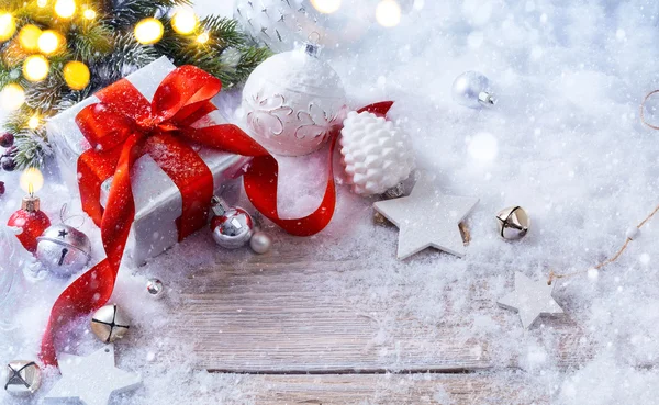 Caixas de presente de Natal no fundo de neve e feriados luz — Fotografia de Stock