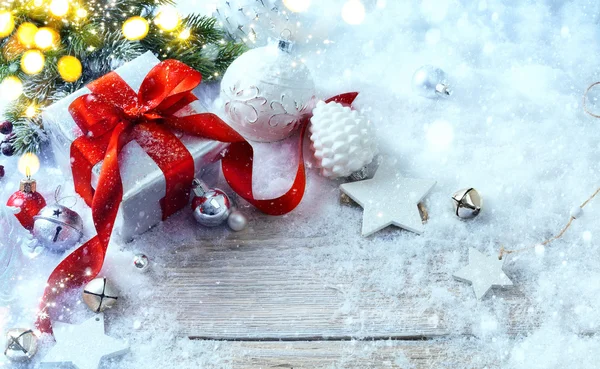 Weihnachtsgeschenkboxen auf Schnee Hintergrund und Feiertage Licht — Stockfoto
