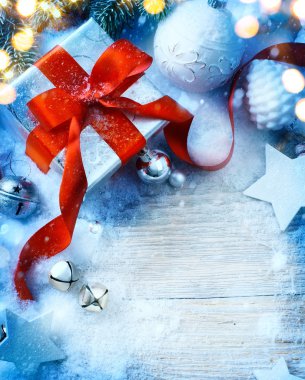 Sanat Noel arka plan ile kar köknar ağacı ve hediye kutusunda