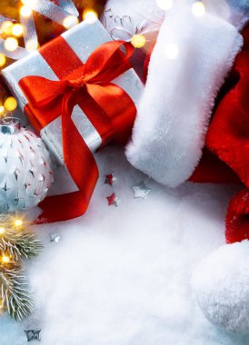Sanat Noel hediye kutusu ve Sant şapka şenlikli arka plan